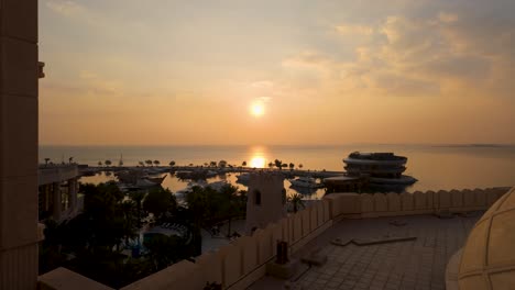 Vista-Del-Atardecer-Sobre-El-Muelle-De-Un-Club-Náutico-En-Doha,-Golfo-Pérsico-De-Qatar