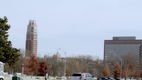 West-End-Tower-Der-Vanderbilt-University-Mit-Weitwinkelvideo,-Das-Von-Rechts-Nach-Links-Schwenkt