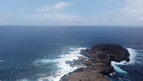 Volando-Sobre-Una-Península-Rocosa-En-Australia-Con-El-Océano-Pacífico-Al-Fondo