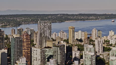 Vancouver-Bc-Canada-Vista-Aérea-V81-Ampliada-Con-Drones-Sobrevolando-El-Puerto-Capturando-El-Paisaje-Urbano-Del-Vecindario-De-West-End-Contra-La-Bahía-Inglesa-Con-Barcos-En-El-Agua---Filmado-Con-Mavic-3-Pro-Cine---Julio-De-2023