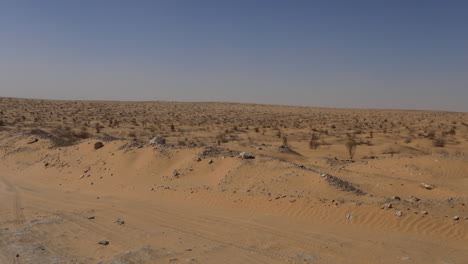 Vast-expanse-of-sandy-Jebil-desert-in-Tunisia,-clear-skies