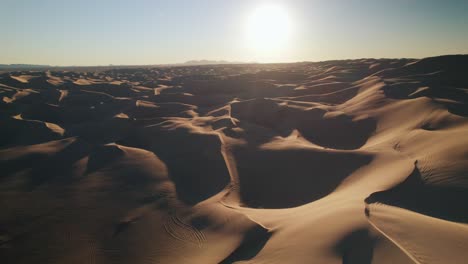 Drone-Aéreo-Disparado-En-El-Desierto-De-Dunas-De-Arena-De-Glamis-Después-Del-Amanecer,-Hora-Dorada