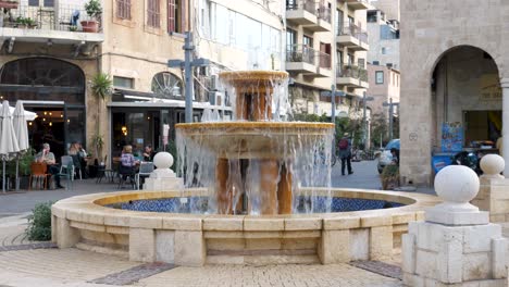 Fuente-De-Agua-Con-El-Casino-San-Remo-Al-Fondo-En-Tel-Aviv-Yafo,-Israel