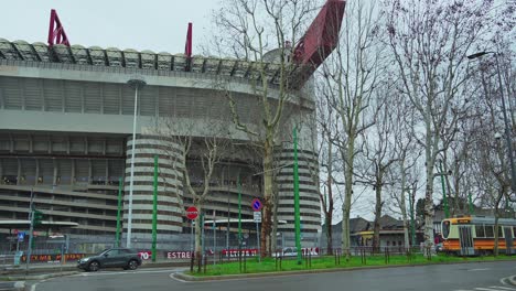 Varios-Vehículos-Que-Llegan-Y-Salen-Del-Estadio-De-San-Siro.