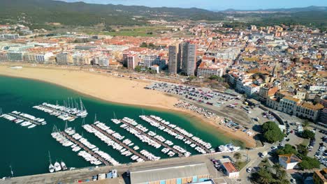 Palamós,-Visto-Desde-Arriba,-Presenta-Una-Cautivadora-Mezcla-De-Encanto-Histórico-Y-Belleza-Costera-A-Lo-Largo-De-La-Costa-Brava.