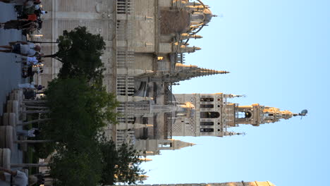 Toma-Vertical-De-La-Catedral-De-Sevilla-Y-La-Giralda,-España.