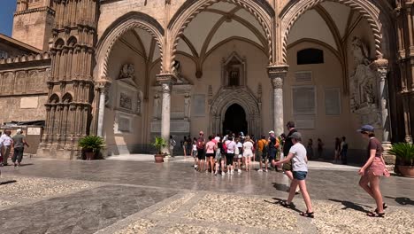 Cola-De-Turistas-Para-La-Entrada-Principal-De-La-Catedral-De-Palermo-En-Italia