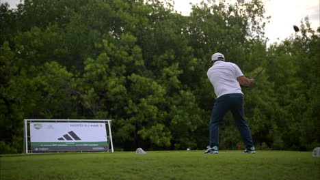 Zeitlupenaufnahme-Eines-Lateinamerikanischen-Golfspielers,-Der-Bei-Einem-Kleinen-Turnier-Auf-Dem-Abschlagplatz-Eines-Par-5-Lochs-Seinen-Schwung-Ausführt