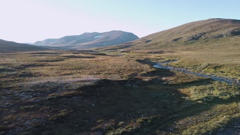 Drohnenaufnahmen-Der-Norwegischen-Tundra-In-Herbstlichen-Farben,-September