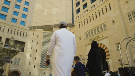 Muslim-family-arrive-at-the-Anjum-Hotel-entrance