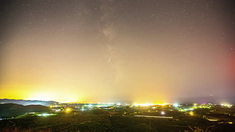 Mirando-Las-Estrellas-Hacia-La-Vía-Láctea,-El-Cielo-Lleno-De-Estrellas-Durante-La-Noche,-La-Ciudad-De-Málaga-Rodeada-De-Viñedos.