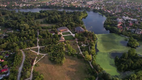 Palacio-Mogoșoaia-Y-Verdes-Parques-Circundantes-Al-Atardecer,-Vista-Aérea