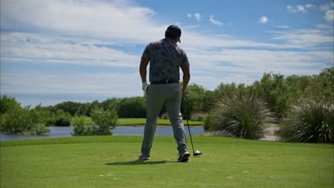 Cámara-Lenta-De-Un-Golfista-Latino-Mexicano-Vistiendo-Un-Traje-Gris-Adidas-Llegando-Al-Lugar-De-Salida