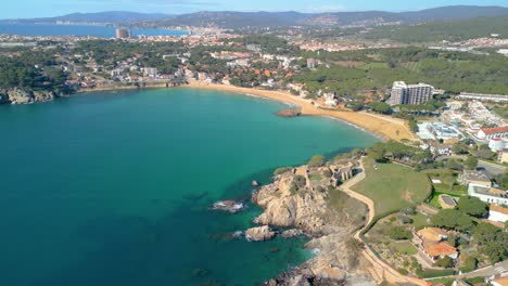 En-Lo-Alto,-Las-Aguas-Turquesas-De-La-Fosca-Invitan-A-Una-Relajación-Placentera,-Perfecta-Para-Aquellos-Que-Buscan-Una-Escapada-De-Lujo-A-La-Playa.