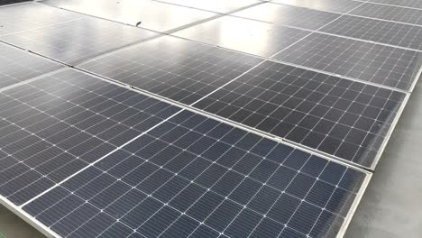 Se-Instalan-Paneles-Solares-En-El-área-Del-Techo-Del-Edificio-Para-Recolectar-Energía-Solar-Y-Convertirla-En-Electricidad-Para-Uso-Diario.