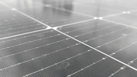 Se-Instalan-Paneles-Solares-En-El-área-Del-Techo-Del-Edificio-Para-Recolectar-Energía-Solar-Y-Convertirla-En-Electricidad-Para-Uso-Diario.