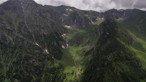 Die-üppigen-Bucegi-Berge-Mit-Dramatischen-Tälern-Und-Gipfeln,-Sommer,-Luftaufnahme