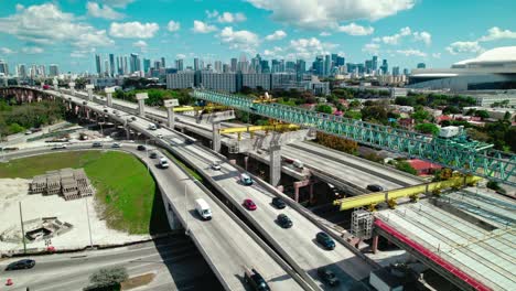 Construcción-De-Puentes-En-Miami-En-El-Fondo,-Florida,-EE.UU.