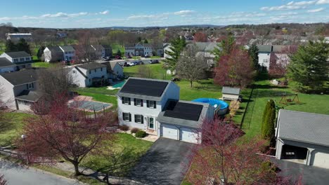 Rooftop-solar-panels-on-home-in-American-neighborhood