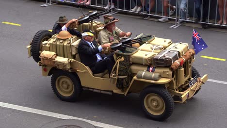 Veteranen-Fahren-Auf-Gepanzerten-Kampffahrzeugen,-Willys-Jeep-Mit-Maschinengewehren-Befestigt,-Die-Straße-Entlang-Und-Nehmen-An-Der-Jährlichen-Anzac-Day-Parade-Teil