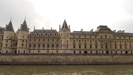 Palacio-De-La-Conciergerie,-Palacio-De-Justicia-Y-Prisión-Junto-Al-Río-Sena-En-Ile-De-La-Cite,-París,-Francia