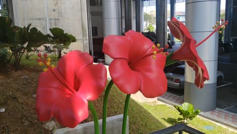 Hibiskus-Skulpturen-In-Großen-Größen-Werden-An-öffentlichen-Orten-Als-Dekoration-Aufgestellt