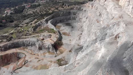 órbita-Drone-Ver-Piedra-Cantera-A-Cielo-Abierto-Día-Soleado-Fondo-De-La-Ciudad