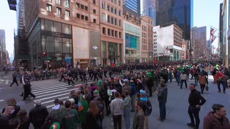 Un-Disparo-En-Una-Barra-De-Cámara-Larga-Por-Encima-De-La-Multitud-De-La-Calle