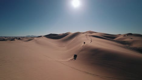 Drohne-Jagt-Dünenbuggys-In-Der-Glamis-Sand-Dunes-Wüste-Bei-Sonnenaufgang