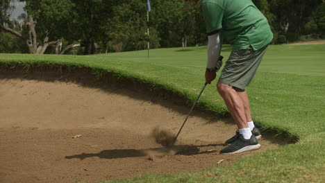 Zeitlupen-Golfer-Versucht,-Mit-Sand-Wedge-Einen-Bunkerschlag-Auszuführen