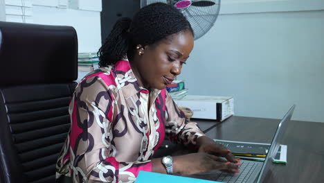 Young-African-woman-working-in-her-office