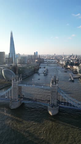 Puente-De-La-Torre-En-Vuelo-De-Drones-De-Londres-En-Vertical-4k