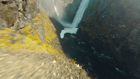 FPV-Drohne-Taucht-In-Ein-Wasserfalltal-Ein