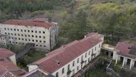 Drohnenflug-über-Das-Sanatorium-Medea-In-Tskaltubo,-Georgien