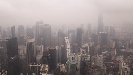 Vista-Brumosa-Y-Brumosa-Del-Paisaje-Urbano-Interminable-Desde-La-Vista-Desde-La-Torre-Kl-En-Kuala-Lumpur,-Malasia