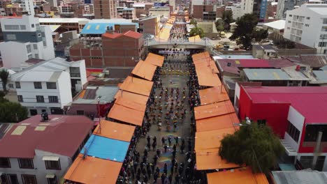 Colorido-Desfile-De-Bailarines-Felices-Durante-El-Carnaval-En-Oruro,-Bolivia