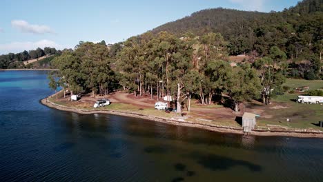 Campers-Motorhomes-At-Gordon-Foreshore-Reserve-Campground-By-The-Sea-In-Tasmania,-Australia