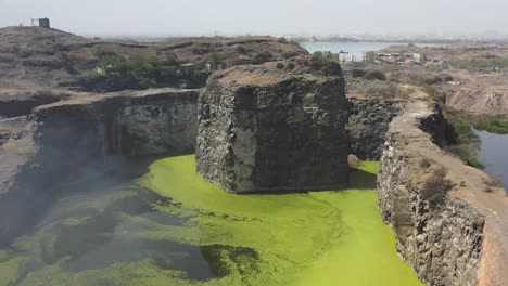 Die-Kamera-Der-Drohne-Bewegt-Sich-Nach-Vorne,-Wo-Wasser-In-Der-Umgebung-Und-Viele-Straßen-Im-Hintergrund-Zu-Sehen-Sind