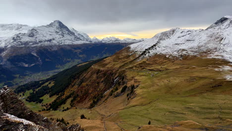 Erster-Klippe-Metallweg-Grindelwald-Schweiz-Schweizer-Alpen-Schneebedeckt-Jungfrau-Junfrangu-Gletscher-Lauterbrunnen-Berggipfel-Oktober-Bewölkt-Herbstabend-Landschaft-Sonnenuntergang-Wasserfälle-Tal-Schwenk-Nach-Links