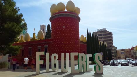 Time-lapse-figueres-Dalí-museum-facade-of-egg-building,-Costa-Brava,-Gerona