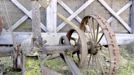 Antiguo-Arado-De-Equipo-De-Labranza-Agrícola-De-Metal,-Herramienta-Tirada-Por-Caballos-Vieja,-Oxidada,-Cubierta-De-Musgo-E-Inutilizable