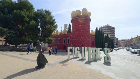 Turistas-Caminando-Museo-Figueras-Dalí-Fachada-Del-Edificio-Del-Huevo,-Costa-Brava,-Gerona