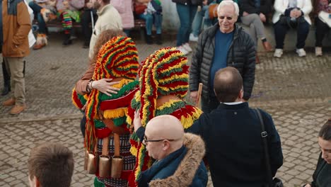 Caretos-Posando-Con-Los-Asistentes-Al-Festival-En-Podence,-Portugal