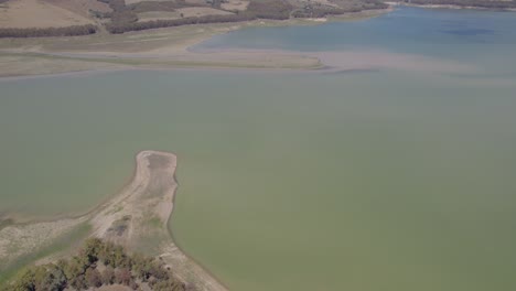 órbita-Aérea-Sobre-El-Lago-Seco-De-Pozzillo,-Sicilia,-Italia,-Mostrando-Los-Problemas-De-Sequía