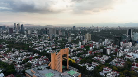 Vista-Aérea-Hacia-Atrás-Sobre-El-Palacio-De-Hierro,-Atardecer-En-Polonia,-Ciudad-De-México