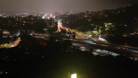 Cruz-De-Hollywood-Iluminada-Por-La-Noche-En-Los-Ángeles,-California---Antena-Ascendente