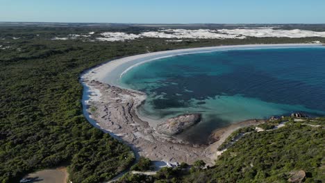 Wunderschöner-Felsstrand-Von-Wylie-Bay-In-Westaustralien-Mit-Klarem-Wasser-Und-Korallenriff