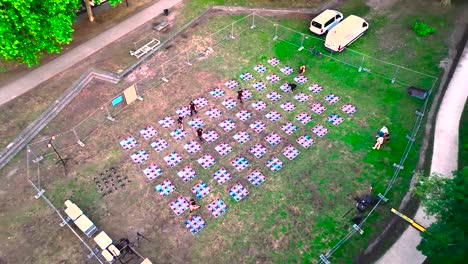 Conjunto-De-Drones-Preparados-Para-Exhibición-Nocturna-En-La-Feria-Del-Vino,-Vista-Aérea-Hacia-Abajo