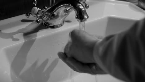 Vintage-Retro-Händewaschen-Durch-Einen-Handwerker-Im-Kittel,-1950