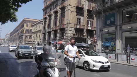 Coche-En-Movimiento-En-Las-Calles-De-Palermo,-Italia.